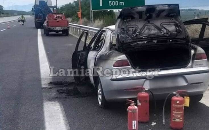 Στυλίδα: Εικόνες από αυτοκίνητο που κάηκε ενώ κινούνταν στην Εθνική οδό (φωτο)