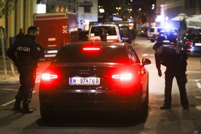 Τρόμος στη Βιέννη – Πληροφορίες για 7 νεκρούς και πολλούς τραυματίες