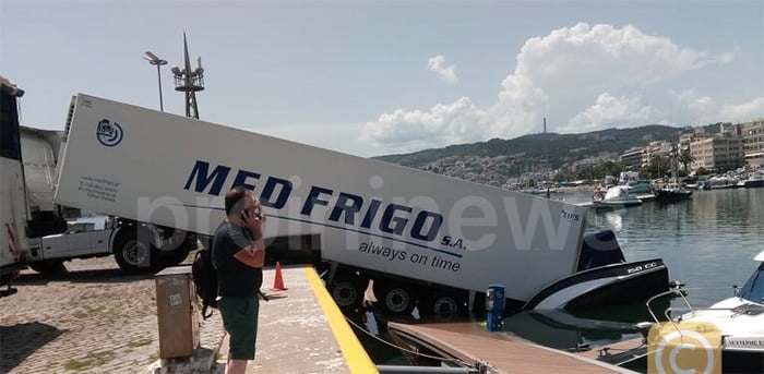 Καβάλα: Φορτηγό παραλίγο στη θάλασσα, λύθηκε το χειρόφρενο! (φωτο)