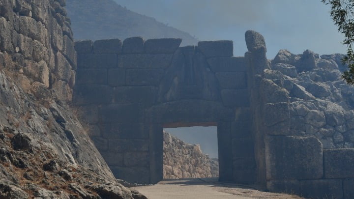 Μυκήνες: Σοκαριστικές εικόνες από τη φωτιά – Ποια αρχαία υπέστησαν ζημιές