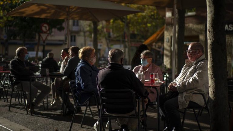 Άνοιξαν μετά από πέντε εβδομάδες τα μπαρ κι εστιατόρια στη Βαρκελώνη