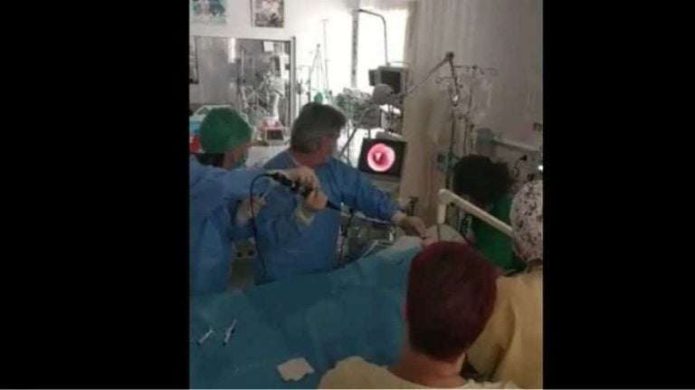 Συγκλονιστικό βίντεο – Πώς έσωσαν οι γιατροί βρέφος 10 μηνών που κατάπιε καρύδι