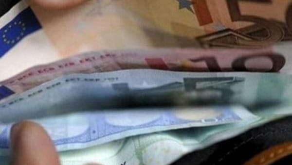 Θεσσαλονίκη: Βρήκε τσαντάκι με 15.000 ευρώ στο δρόμο και το παρέδωσε στην Αστυνομία
