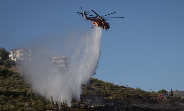 Μεγάλη φωτιά στην Πάρο, αεροσκάφη και ελικόπτερο στην κατάσβεση