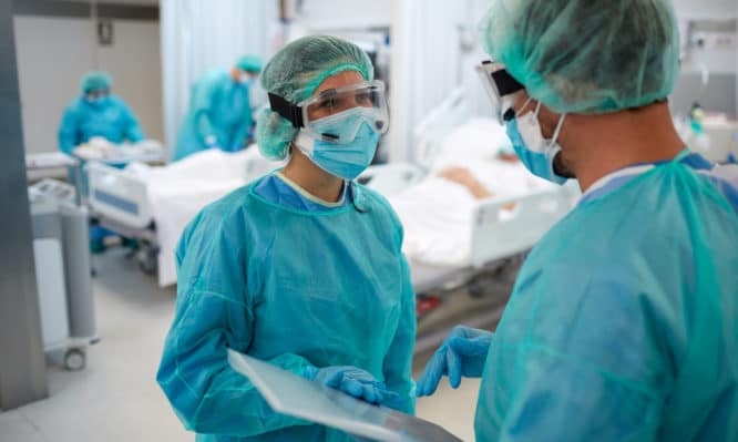 Κορονοϊός: Πώς κινήθηκε η καμπύλη της πανδημίας τον τελευταίο 1,5 μήνα – Πόσοι ασθενείς νοσηλεύονται σήμερα