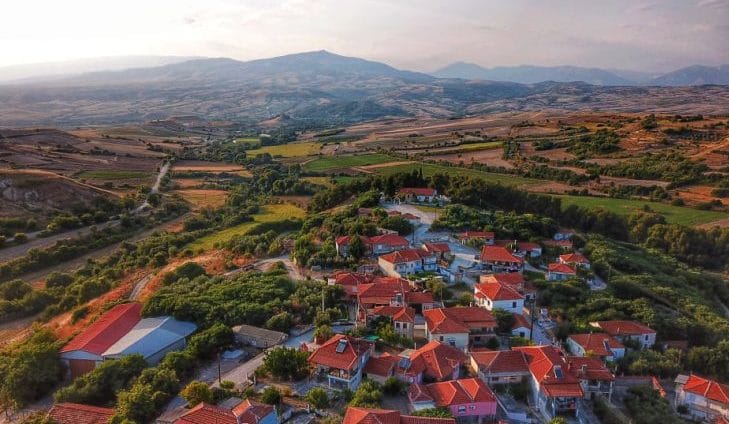 Άνω Αγγίστα: Δείτε το πανέμορφο χωριό των Σερρών από drone