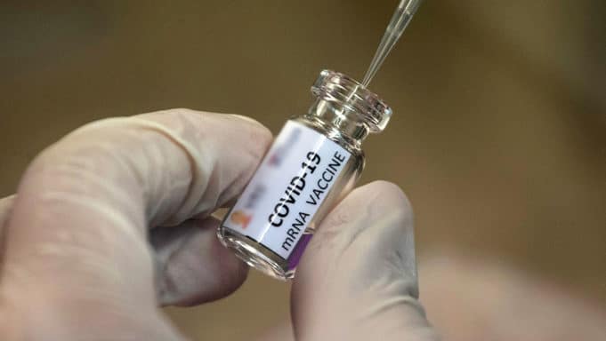 Διακεκριμένος ερευνητής: Μην περιμένουμε εμβόλια αυτό τον χειμώνα