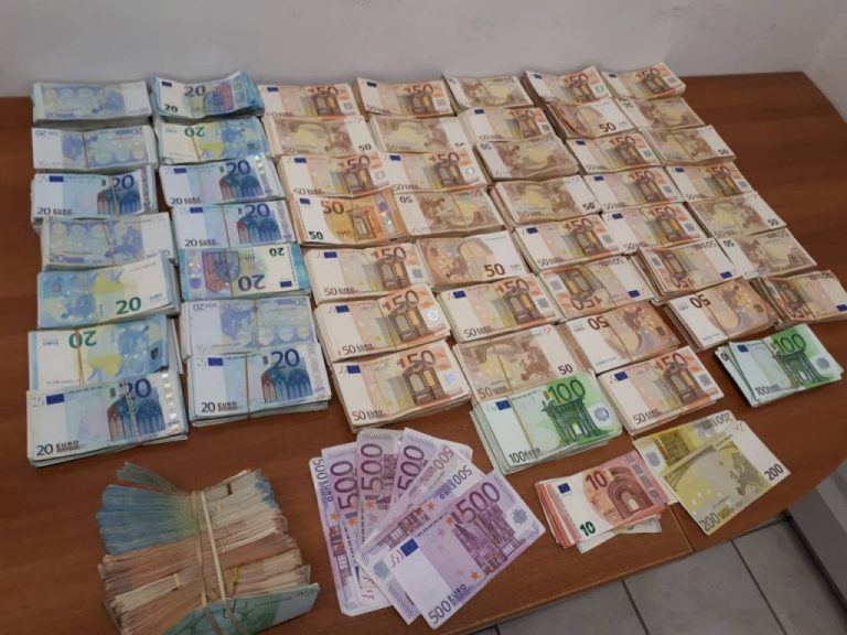 Πατέρας και γιος έκρυβαν οπλοστάσιο και 250.000 ευρώ (φωτο)