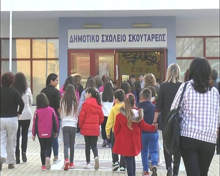 Σέρρες : 105 μαθητές στο Σκούταρι δεν πήγαν σήμερα στο σχολείο λόγω 10 προσφυγόπουλων(video)