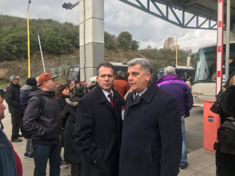 Γιώργος Παλάζης : “Μας προπυλάκισαν στα σύνορα Αλβανικά και Ελληνικά ΜΑΤ”(video)