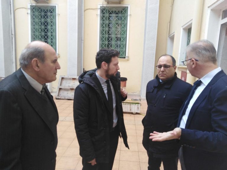 Απρόοπτα κατά την επίσκεψη Σάρλη στο Δικαστικό Μέγαρο Σερρών: Μπλόκαρε η πόρτα του εισαγγελέα (video)