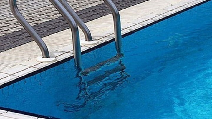 Σοκ σε πισίνα στη Θεσσαλονίκη: 45χρονος κατηγορείται ότι αυνανιζόταν μπροστά σε παιδιά