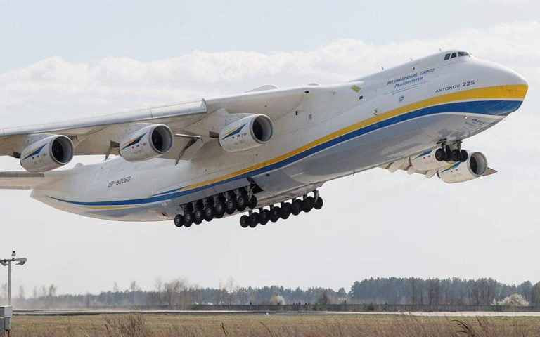 Το θηριώδες Antonov 225 στο Ελ. Βενιζέλος – Είναι το μεγαλύτερο αεροπλάνο στον κόσμο
