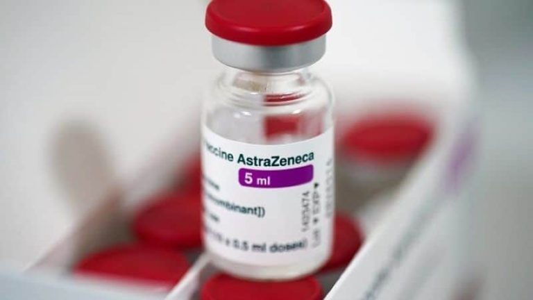 ΠΟΥ για AstraZeneca: Η αναλογία κινδύνου – οφέλους “σε μεγάλο βαθμό” υπέρ του εμβολίου