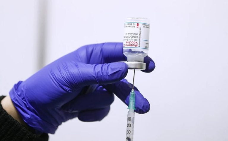 Σε κώμα 42χρονος μετά το εμβόλιο AstraZeneca: «Έχει φύγει ο άνθρωπός μας» (video)