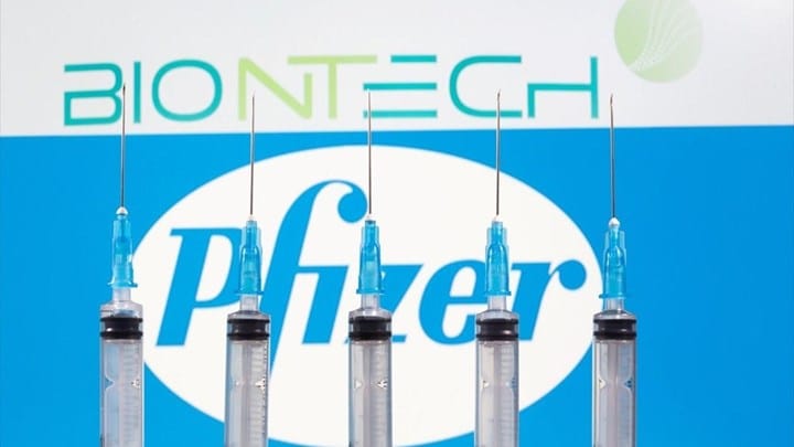 Κορονοϊός: Οι ιδρυτές της BioNTech προειδοποιούν για κενά στις παραδόσεις του εμβολίου της εταιρείας