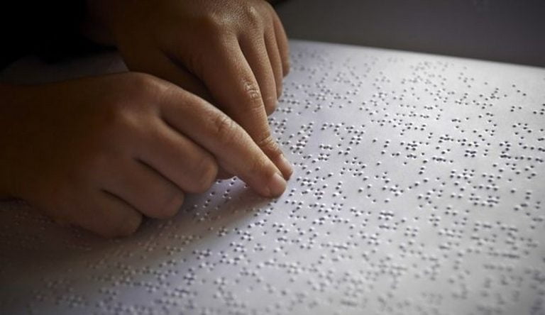 Η ΝΔ τυπώνει για πρώτη φορά το πρόγραμμα της σε γραφή Braille