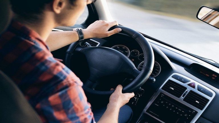 Έρχονται τα διπλώματα οδήγησης σε 17χρονους- Κατατίθεται στη Βουλή το νομοσχέδιο