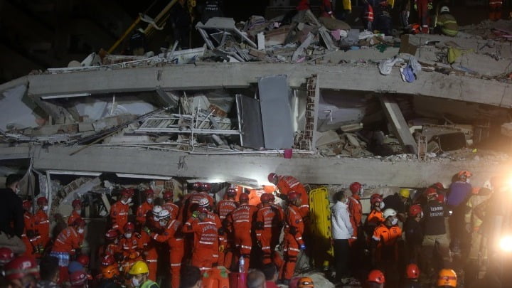 Σεισμός στη Σάμο: Νεκρά δύο παιδιά στο Βαθύ – Δεκάδες νεκροί και εκατοντάδες τραυματίες στην Τουρκία