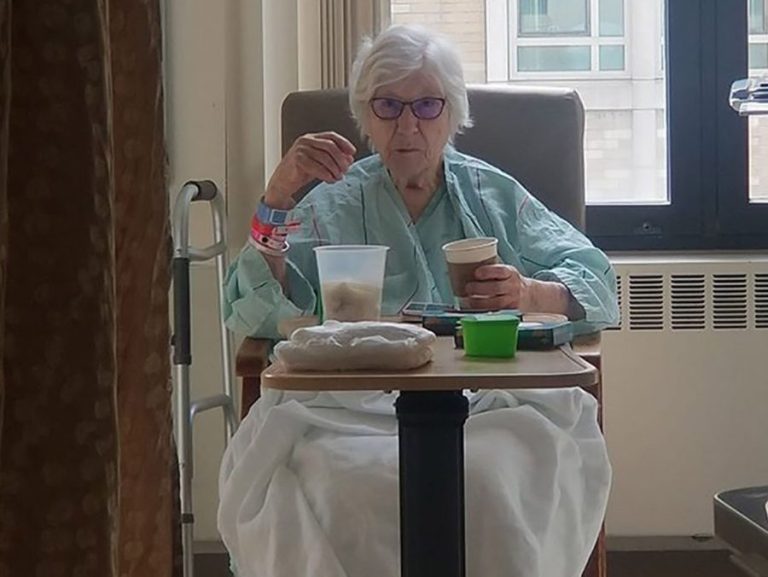 90χρονη γιαγιά αναρρώνει από τον κορωνοϊό και γίνεται viral