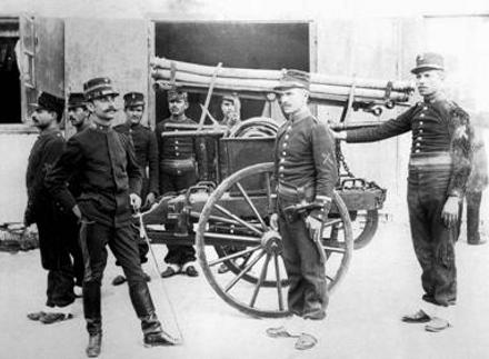 Iππηλάτη αντλία με πυροσβέστες του λόχου πυροσβεστών το 1895