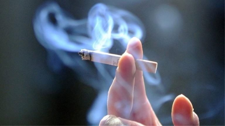Κορωνοϊός: Πόσο κινδυνεύουν παιδιά, νέοι και καπνιστές