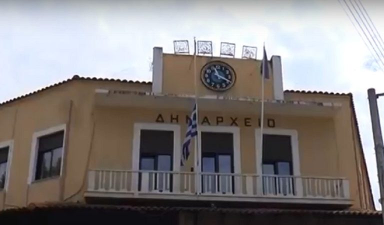 Μεσίστια κυματίζει η σημαία στο δημαρχείο Σερρών για το Σκοπιανό