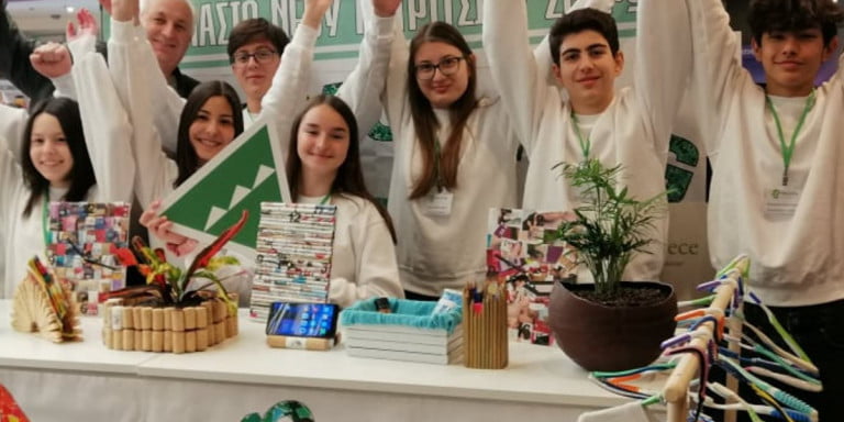 Νέο Πετρίτσι Σερρών: Μαθητές έφτιαξαν γλάστρες από παλιές μπάλες, γυάλες από τζάμια, ρολόγια από χαρτί
