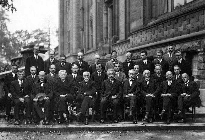 Νόμπελ Φυσικής: 17 Νομπελίστες στην πιο «έξυπνη» φωτογραφία του κόσμου