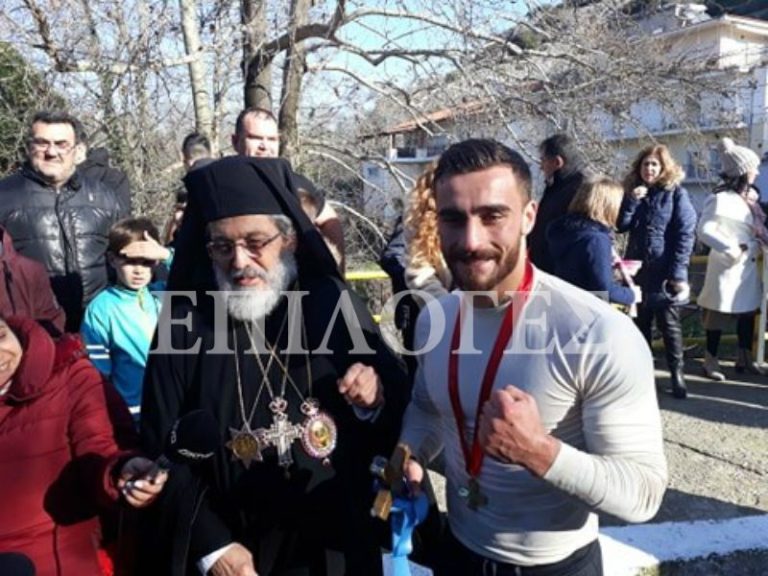 Σέρρες: Ο Νίκος Αβραμίδης, παγκόσμιος πρωταθλητής πυγμαχίας έπιασε τον Σταυρό στο Σιδηρόκαστρο