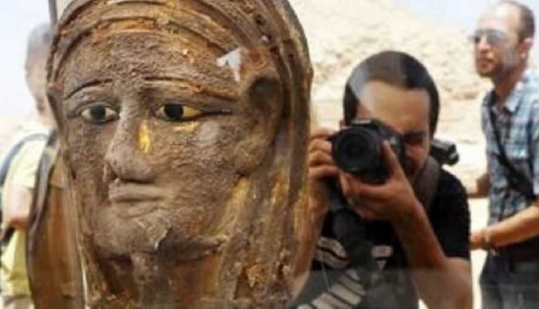 Αίγυπτος: Αρχαιοελληνικής τεχνοτροπίας η επιχρυσωμένη μάσκα μούμιας στην Σακκάρα