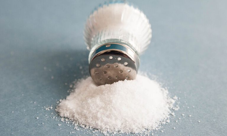 Το κακό στην υγεία που δεν φαντάζεστε ότι προκαλεί το αλάτι