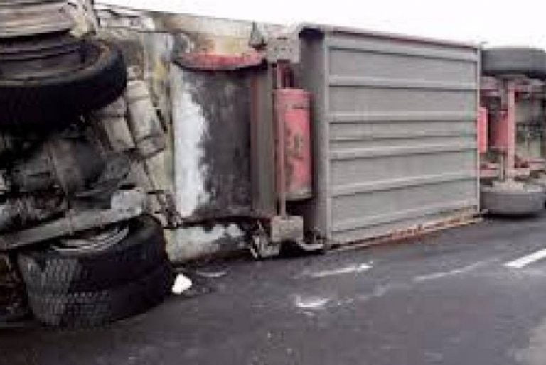 Ανατροπή φορτηγού και εγκλωβισμός οδηγού στο Δερβένι στην έξοδο για Σέρρες