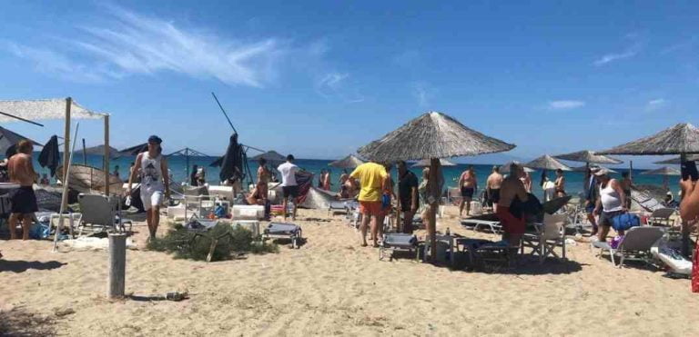 Ανεμοστρόβιλος “χτύπησε” παραλία της Χαλκιδικής που ήταν γεμάτη κόσμο – Δύο τραυματίες