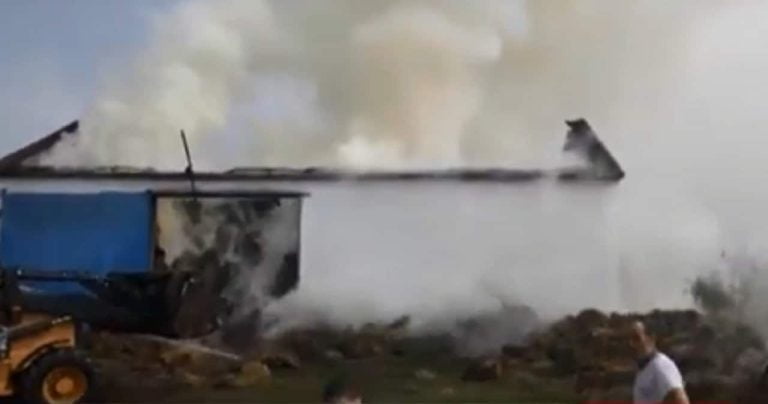 Σέρρες : Κάηκε ολοσχερώς αποθήκη με 2.500 μπάλες τριφύλλι στο Σκούταρι (video)