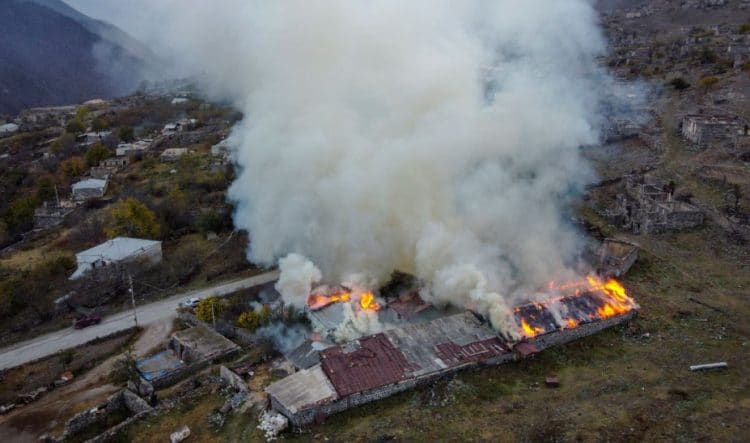 Αρμένιοι καίνε τα σπίτια τους προτού οι Αζέροι καταλάβουν τα χωριά τους (ΦΩΤΟ)
