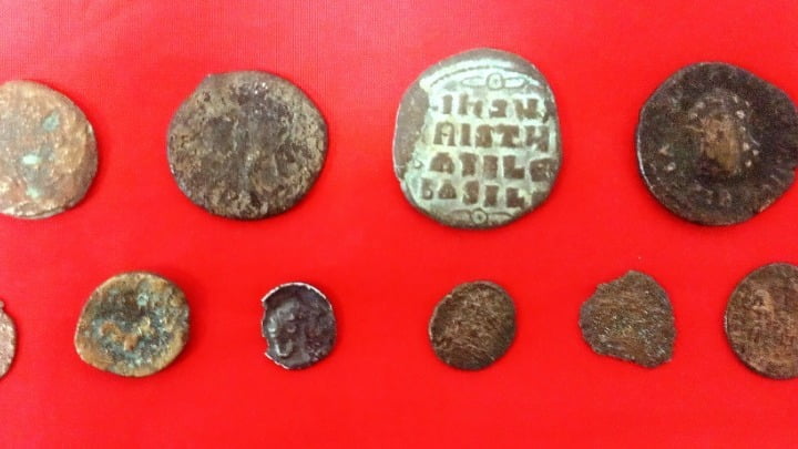Συνελήφθησαν δύο άτομα που είχαν στην κατοχή τους αρχαία νομίσματα