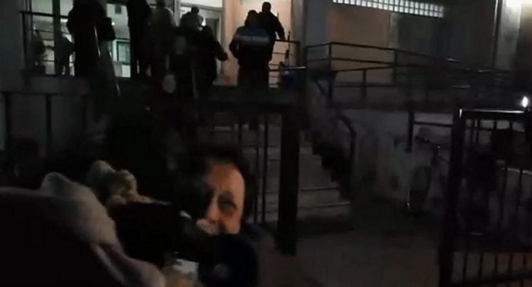 ΤΩΡΑ,Σέρρες : Αφέθηκαν ελεύθεροι οι προσαχθέντες -Αγκαλιές και χειροκροτήματα(video)