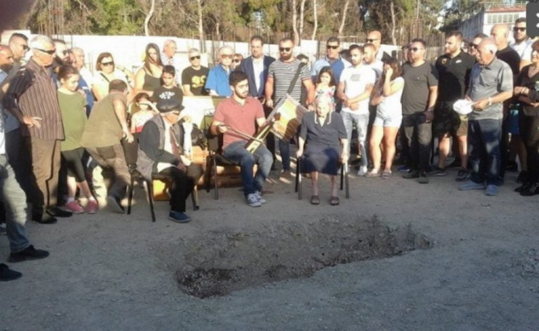Ιστορική στιγμή στο γήπεδο της ΑΕΚ: Χώμα από τις αλησμόνητες πατρίδες έπεσε στην «Αγια-Σοφιά»