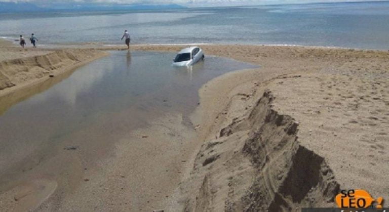 Η άμμος «κατάπιε» αυτοκίνητο στην παραλία των Βρασνών [φωτο]