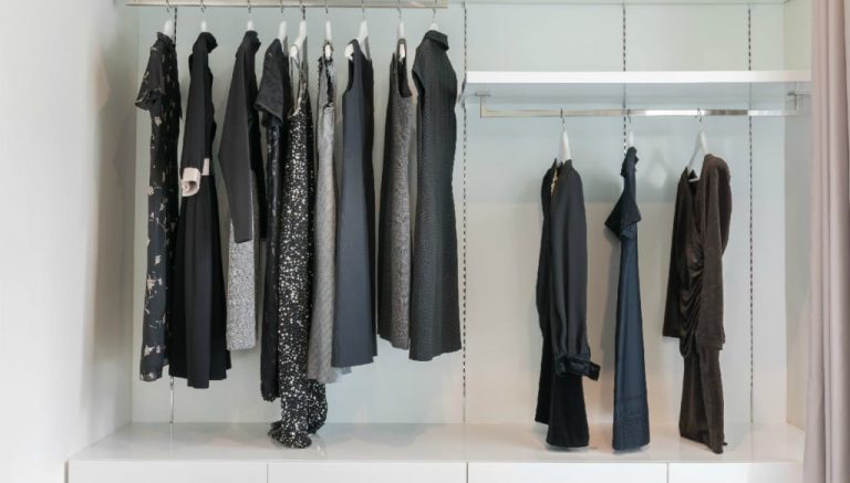 2 Σπιτικοί φυσικοί τρόποι για να κάνετε τα μαύρα ρούχα σας ξανά ολόμαυρα