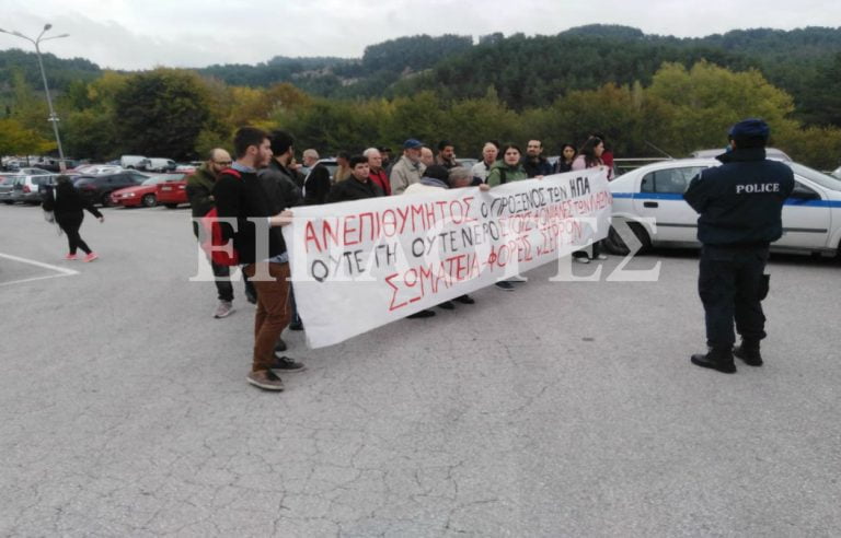 Τώρα: Διαμαρτυρία έξω από το ξενοδοχείο Ελπίδα από μέλη της Λαϊκής Συσπείρωσης