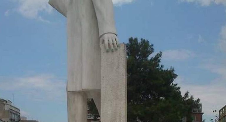 Θεσσαλονίκη: Βεβήλωσαν το άγαλμα του Ελευθερίου Βενιζέλου – Έβαψαν… τα νύχια πράσινα