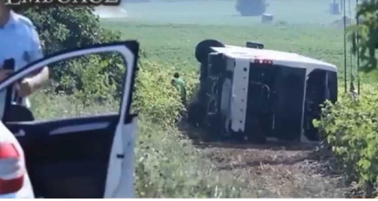 Ανατροπή λεωφορείου των ΚΤΕΛ Δράμας με 13 επιβάτες – Στο νοσοκομείο οκτώ τραυματίες – (video)