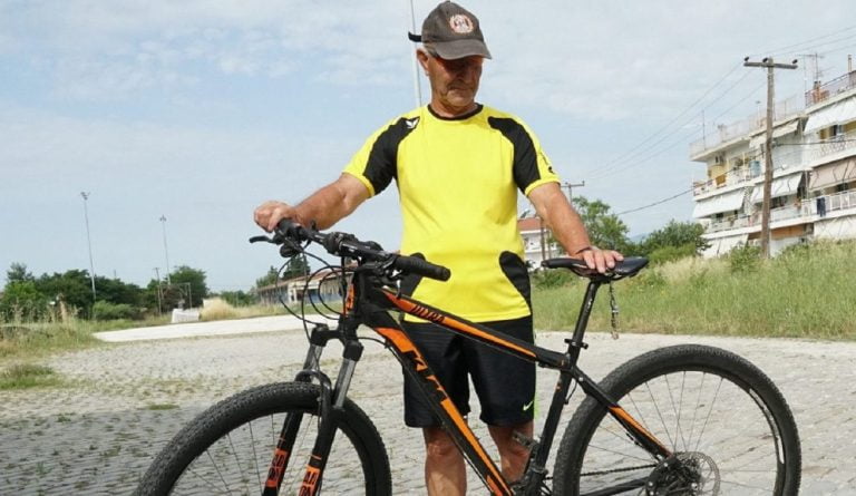 Δράμα: Αυτός είναι ο 75χρονος που διανύει πάνω από 100 χιλιόμετρα τη μέρα με το ποδήλατό του!