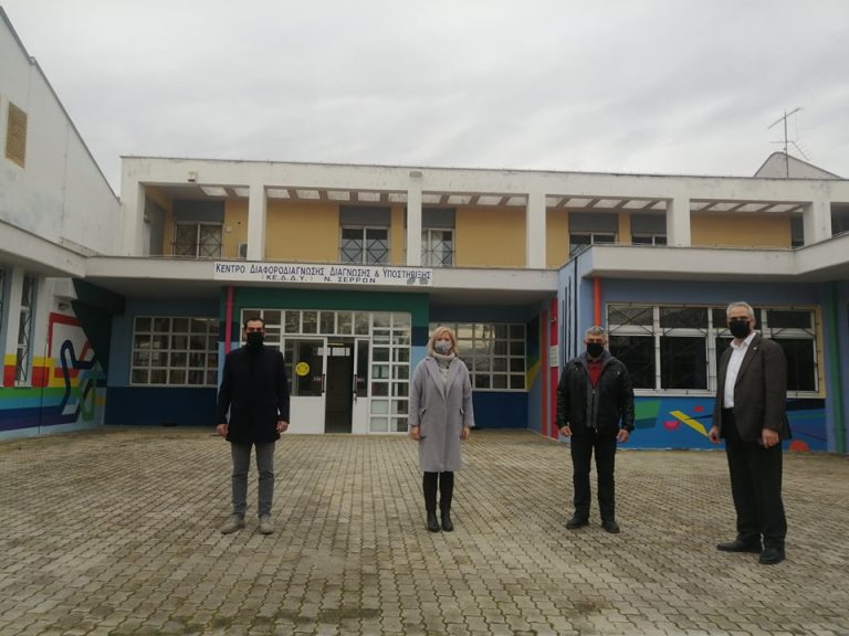 Παραδόθηκε εξοπλισμός από το 1ο Γυμνάσιο στο ΕΕΕΕΚ Σερρών