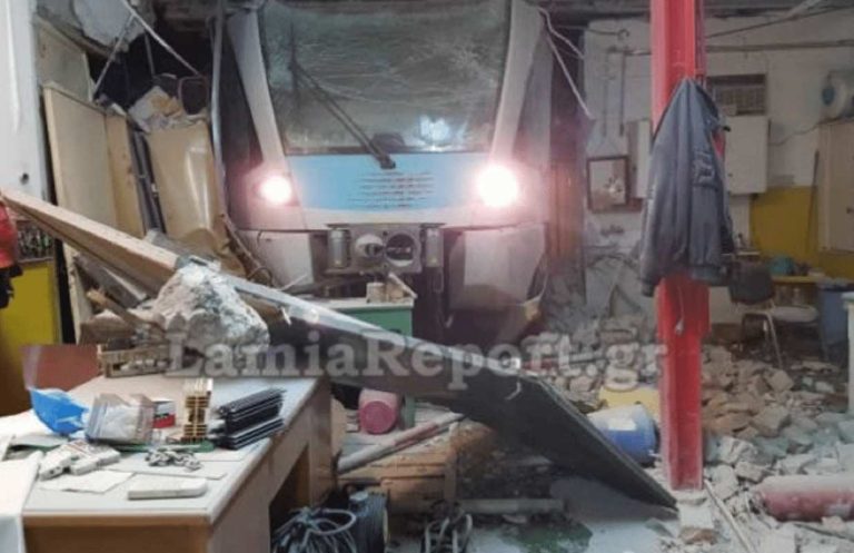 Απίστευτες εικόνες: Εκτροχιασμός τρένου στη Λαμία – Άλλαξαν τις ράγες και έπεσε σε αποθήκη