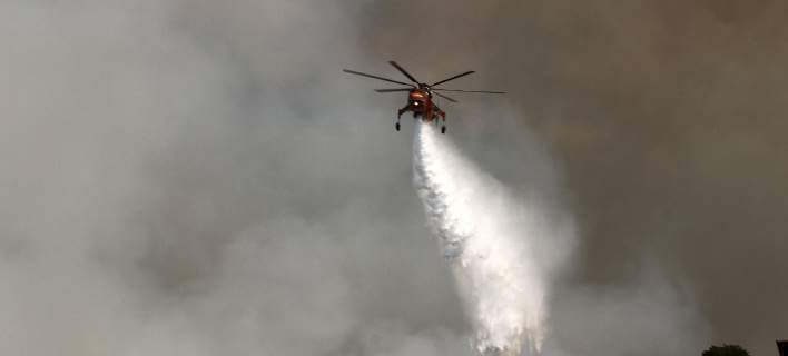 Σέρρες : Με ελικόπτερο συνεχίζεται η επιχείρηση κατάσβεσης της φωτιάς στα Πορόια – Δείτε πλάνα (video)