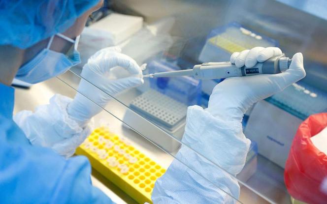 Μόσιαλος: Γιατί η AstraZeneca αναστέλλει τις δοκιμές του εμβολίου κατά του κορωνοϊού