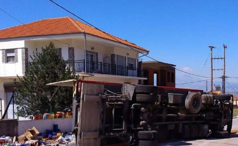 Τρόμος : “Τρελό” φορτηγό χωρίς φρένα έπεσε σε μαντρότοιχο σε χωριό της Καβάλας (ΦΩΤΟ)
